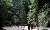Lodí na ostrov Ko Mook a jeskyně s lagunou Emerald Cave